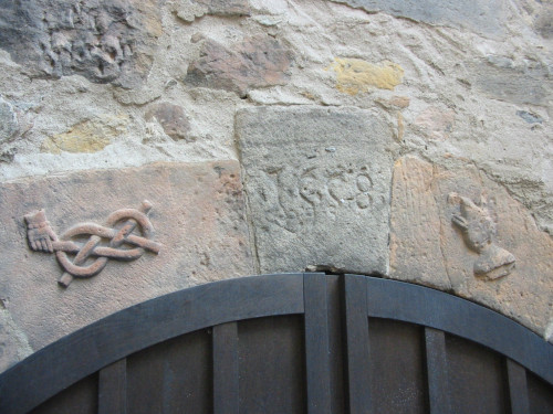 Inschrift über der Nische unter der südwestlichen Treppe