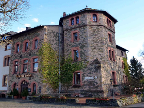 Das historische Gebäude und heutige Schlosshotel unterhalb des Kurparks