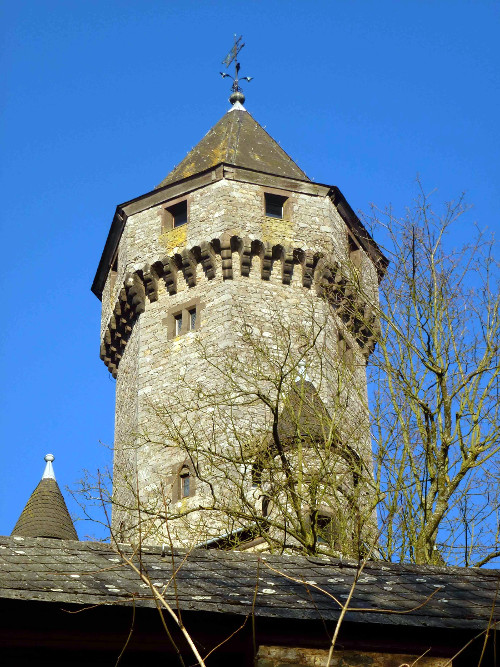 Ein Turm der Burganlage