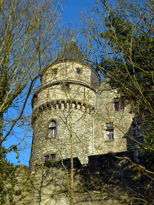 Ein Turm der Burganlage
