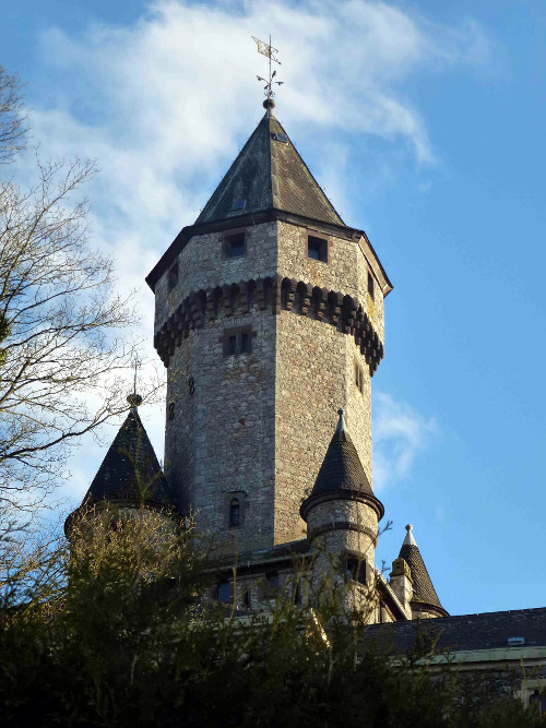 Ein Turm der Burganlage