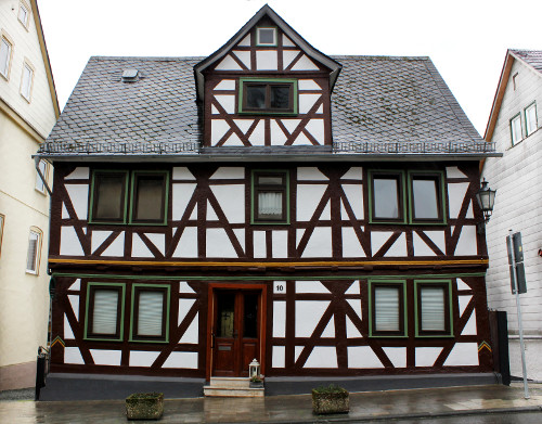 Gebäude mit Zwerchhaus, Weilburger Straße 10