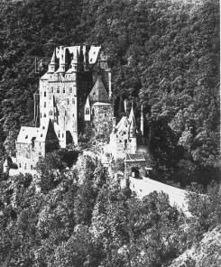 Bild [3]: Frontalansicht der Burg Eltz