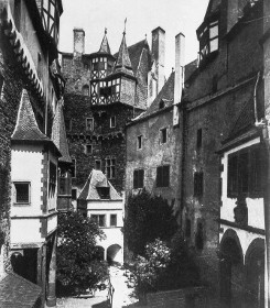 Bild [2]: Innenansicht des Hofs der Burg Eltz