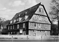 Bild [4]: Gesamtansicht des bei St. Jost gelegenen Gebäudes