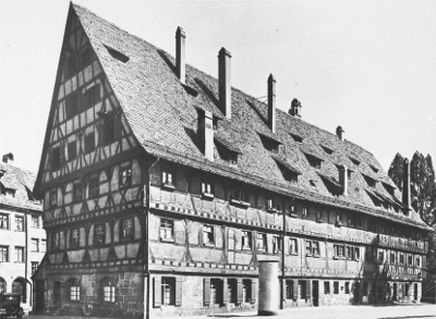 Bild [1]: Weinstadel, Nürnberg, Marktplatz, ehemaliges Siechenhaus, heute Studentenheim; Foto: Le Brun, Jeannine (1901/1933)